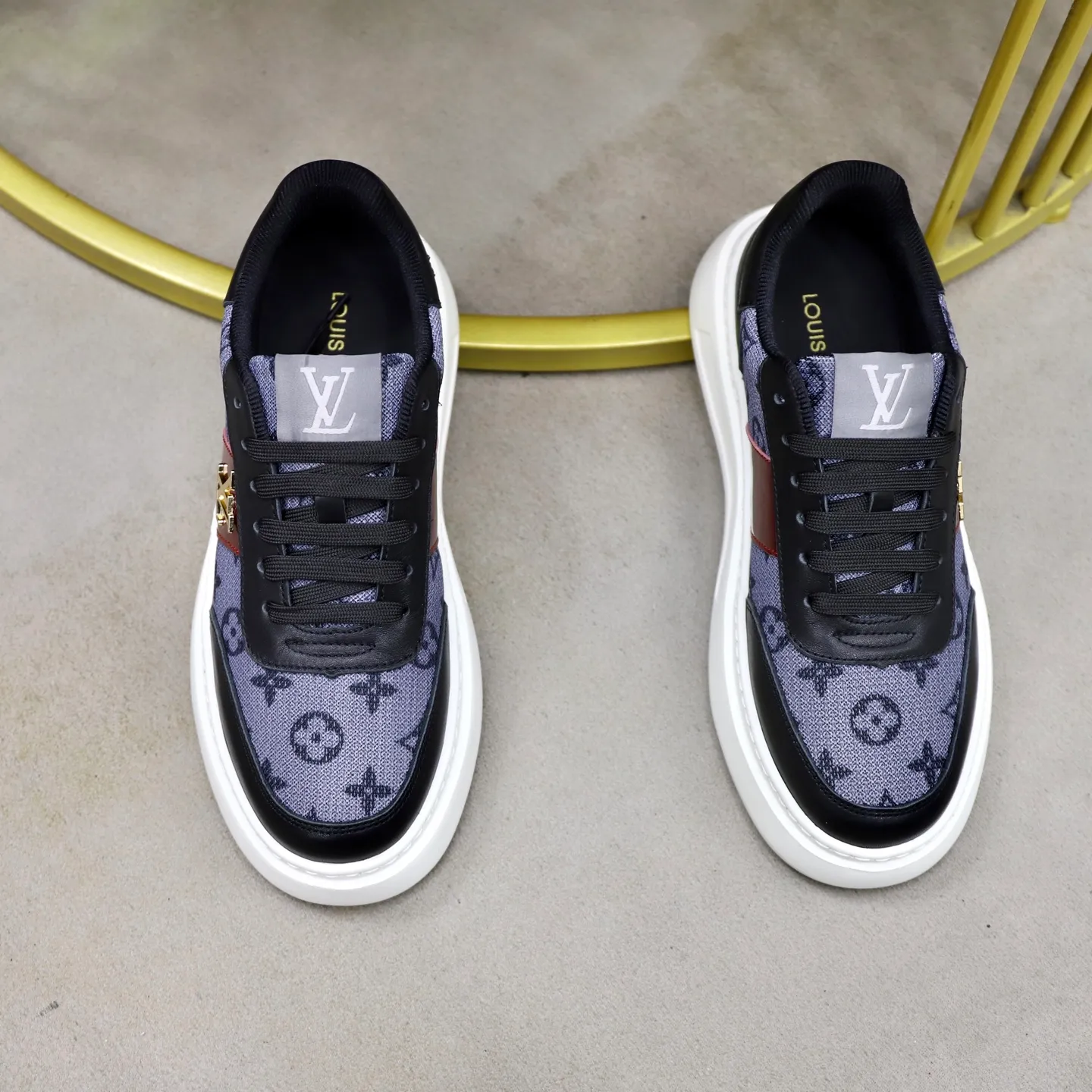 Ex-factory price: 420💰🙅‍♂️🙅‍♂️🙅‍♂️ Brand: LV Louis Vuitton Standard code: 38-44 (45 customized) Grade: Same as the official website Material: Original cowhide splicing fabric Comfortable cowhide lining Increased lightness, wear-resistant and soft outsole Style category: Men's fashionable casual shoes Running sneakers Distinguished luxury brand elements Top luxury Color: actual picture color